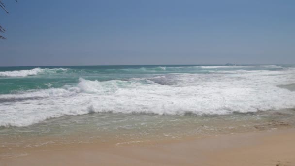 Océano azul con olas onduladas contra el cielo azul cámara lenta — Vídeos de Stock