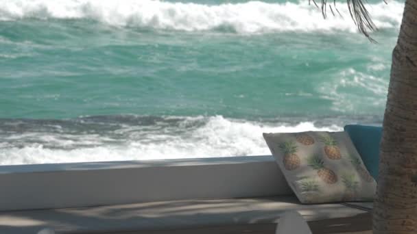 Lugar de descanso con almohadas y mesa en el océano cámara lenta — Vídeo de stock