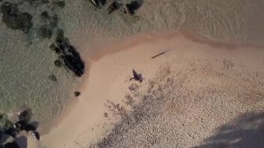 okyanus dalgalarında kumlu plajda genç kadın egzersizleri