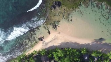 kişi okyanus dalgaları köpüklü kumlu plaj boyunca dolaşır
