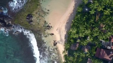 kişi siluet köpüklü okyanus ta kumlu yol boyunca çalışır
