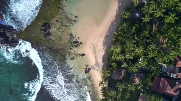 Weiße große schäumende Meereswellen wälzen sich an der Sandküste — Stockvideo