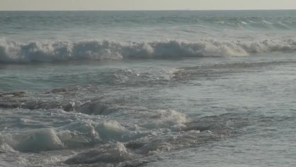 Énormes vagues de l'océan roulent sur la plage contre ciel bleu au ralenti — Video