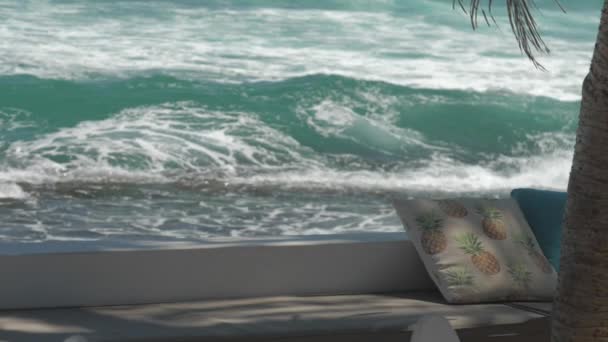 Lugar de descanso com travesseiros e mesa no oceano câmera lenta — Vídeo de Stock