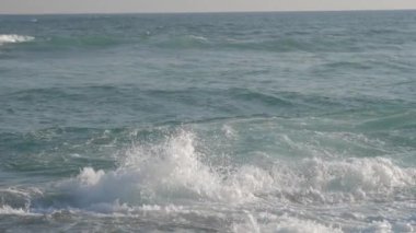 büyük okyanus dalgaları mavi gökyüzü yavaş hareket karşı plajda rulo