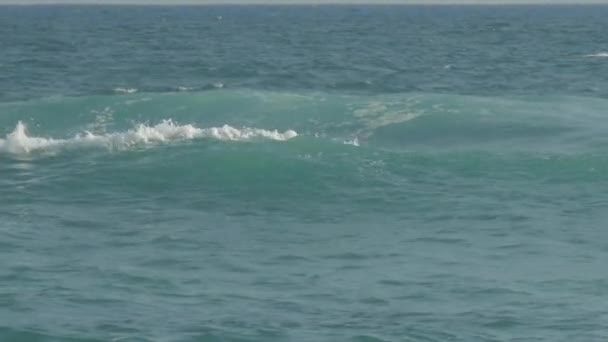 Paisaje marino con olas azules rodando en la playa cámara lenta — Vídeos de Stock