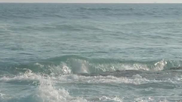 Seascape az azúrkék hullámok gördülő strandon lassított — Stock videók
