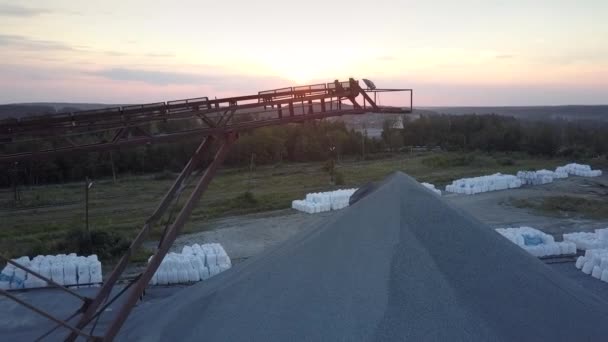 Equipo oxidado del sector minero bajo cielo naranja de la mañana — Vídeo de stock