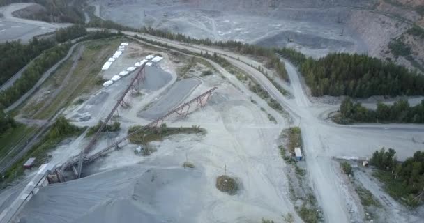 Veralteter Bergbausektor mit weißen Säcken und Maschinen — Stockvideo