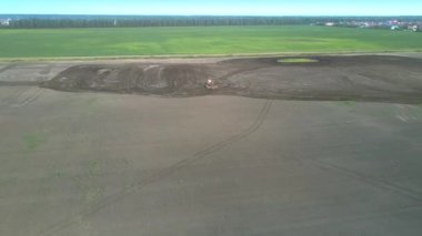 yemyeşil çayır kuş bakışı karşı traktör pulluk alan harrow