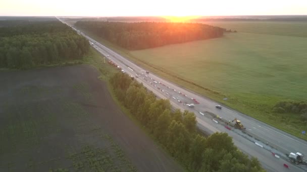 Gün batımında hava panoramasında resimli tarım arazisinde yol onarımı — Stok video