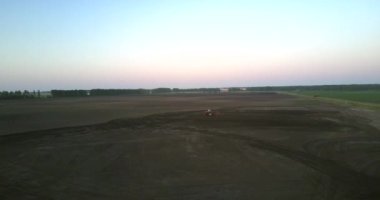 gün batımı hava panoramakarşı kültivatör ile alan sürme