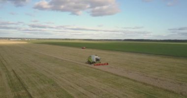 panoramik görünümü gökyüzüne karşı tarlada hasat buğday birleştirmek