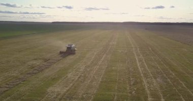 hasat ile havadan panorama alanı gökyüzüne karşı birleştirmek