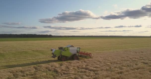 Vista superior combinar unidades y pone plataforma en el campo — Vídeo de stock