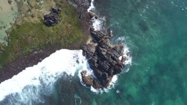 mavi okyanusta gri kayalık kayalık üzerinde genç kadın siluet