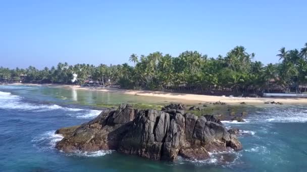 Young woman meditates on cliff between ocean and beach — Stock Video