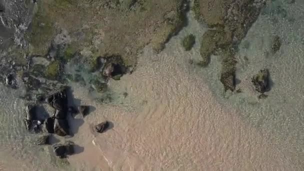 Průhledná oceánská voda nad písčitým dnem ve skalách — Stock video