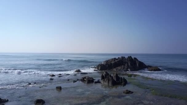 Interminables olas del océano azul estrellándose en la roca gris pictórica — Vídeo de stock