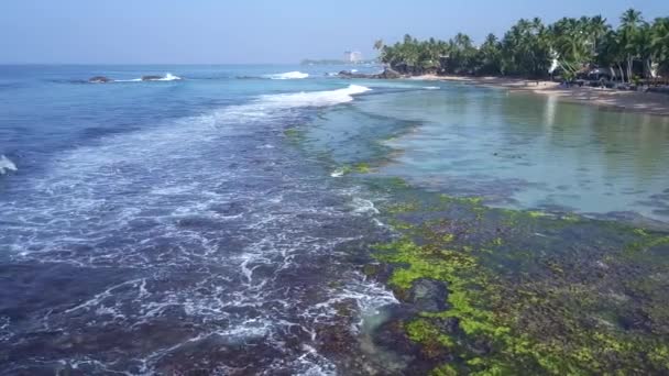 Olas marinas espumosas pictóricas ruedan en la costa arenosa — Vídeos de Stock
