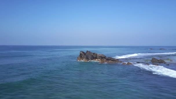 Jeune femme silhouette médite sur grande falaise rocheuse — Video