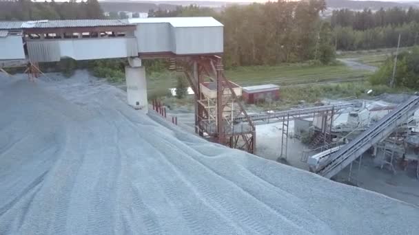 Costruzione settore minerario bianco danneggiato in tumulo macerie — Video Stock