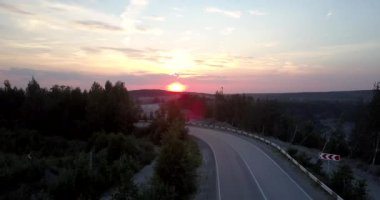 resimsel güneş ön planda taş ocağında gri yol ile yükselir