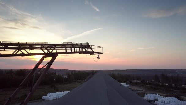 Metalen steun silhouet tegen eindeloze bos in de ochtend — Stockvideo