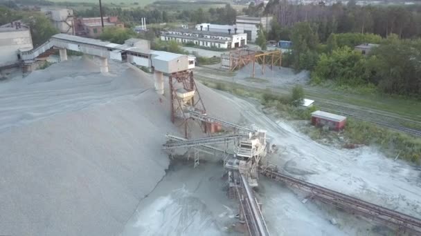Zastaralé zařízení těžebního průmyslu na velkém šedém sutě — Stock video