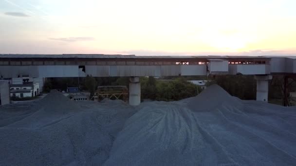 Construcción abandonada del sector minero contra sol naciente — Vídeos de Stock
