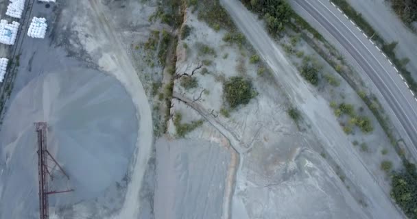 Secteur minier avec tondeuses à gravats contre carrière grise profonde — Video