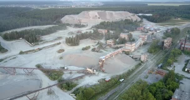 Aufgelassene Bergbaufabrik mit Bahn gegen grauen Schubkarren — Stockvideo