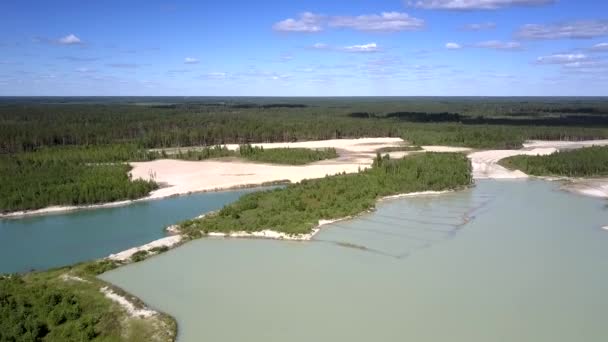 Велике озеро з місцями видобутку піску у воді на косі зверху — стокове відео