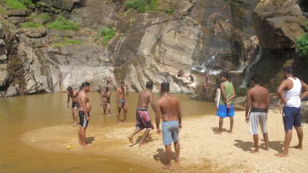 Orang Sinhala bermain voli di pantai berpasir di air terjun — Stok Video