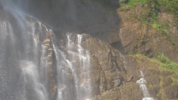 Cachoeira por pedras molhadas aparece por trás da rocha marrom — Vídeo de Stock