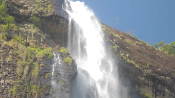 Cachoeira espumante branca de penhasco rochoso com grama verde — Vídeo de Stock