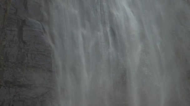 Großer Wasserfall umgeben von Klippen fällt mit Wassernebel — Stockvideo