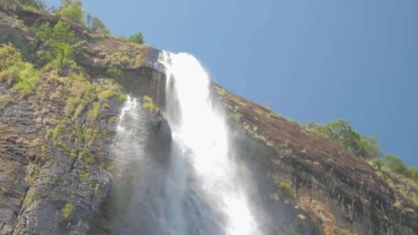 Malerischer großer Wasserfall unter klarem blauen Himmel Zeitlupe — Stockvideo