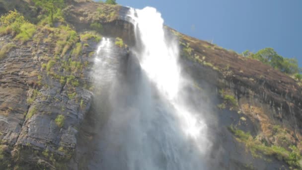 Grande cascata pittorica sotto limpido cielo blu al rallentatore — Video Stock