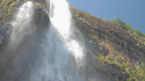 Malerischer großer Wasserfall unter klarem blauen Himmel Zeitlupe — Stockvideo