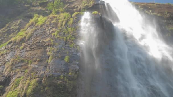 Grande cascata pittorica sotto limpido cielo blu al rallentatore — Video Stock