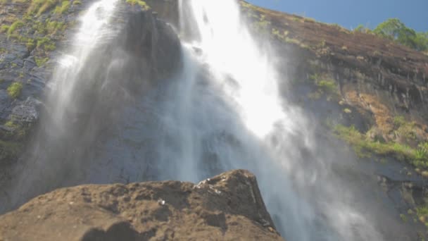 Wspaniały biały wodospad oświetlony jasnym tropikalnym światłem słonecznym — Wideo stockowe
