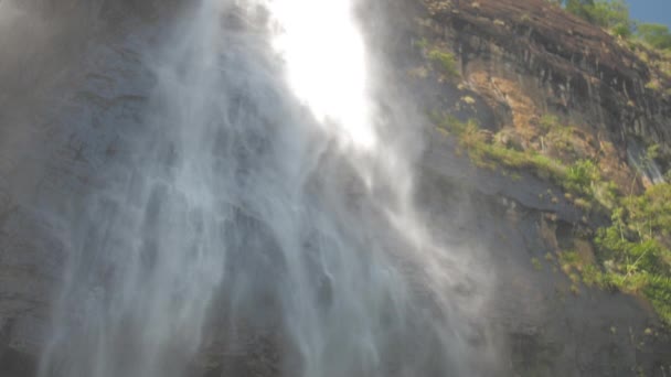 Prachtige witte waterval verlicht door helder tropisch zonlicht — Stockvideo