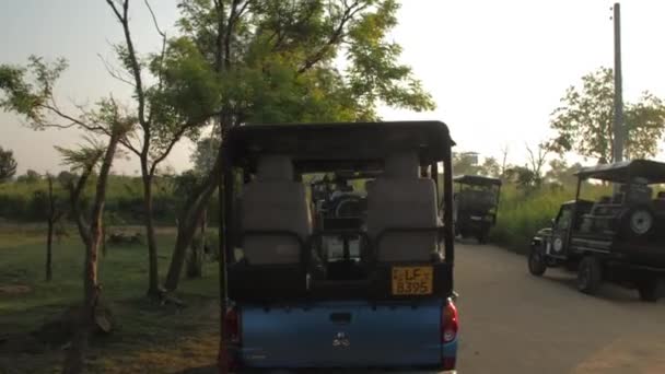 Vehículos utilitarios deportivos con turistas en la carretera marrón — Vídeo de stock