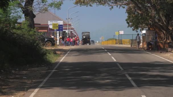 La gente camina al parque nacional a lo largo de camino de asfalto más allá de jeeps — Vídeo de stock