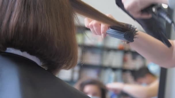 Peluquero manos agarre instrumentos y realizar peinado — Vídeos de Stock