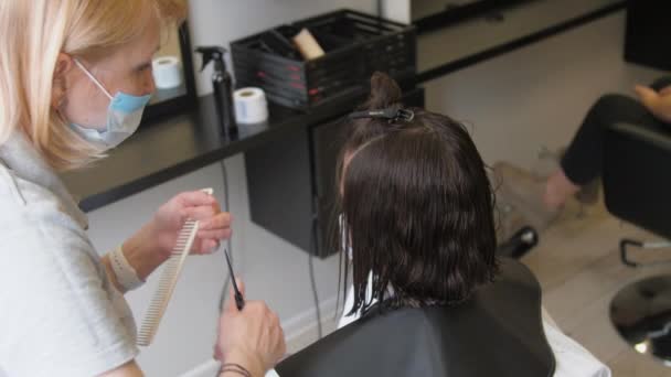 Mujer calificada disfruta de trabajar y realizar corte de pelo moderno — Vídeos de Stock
