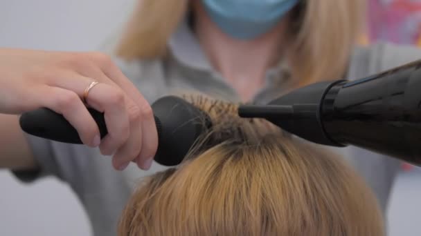 Kobieta ręce trzymać grzebień i suszarka wykonując nowoczesną fryzurę — Wideo stockowe