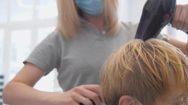 Parrucchiere professionista gode di eseguire taglio di capelli moderno — Video Stock