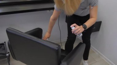 Mavi maskeli usta deri koltuğa özel bir sıvı püskürtür.